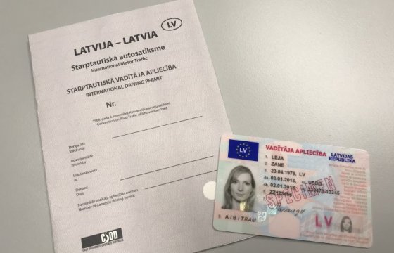 Со 2 января в Латвии начнут выдавать международные водительские права