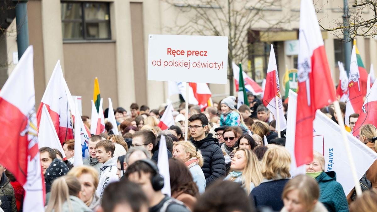 На митинг в защиту образования на языках нацменьшинств в Вильнюсе вышли около тысячи человек