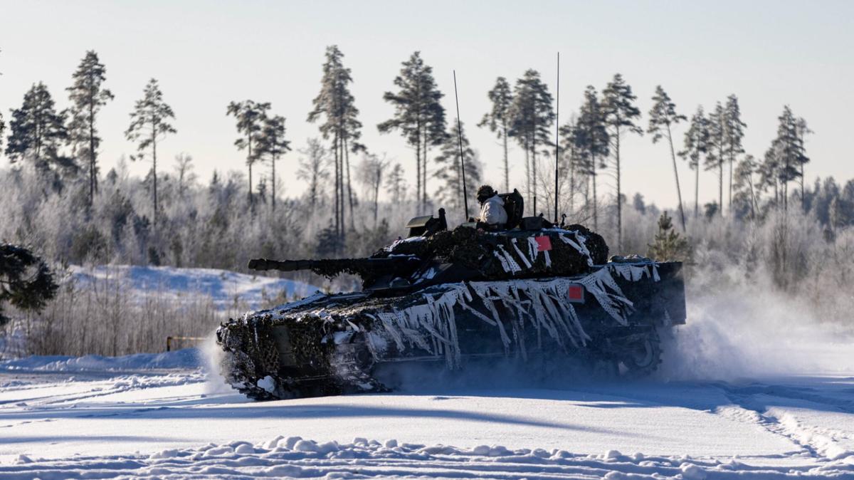 В Эстонии проверили готовность личного состава и техники к действиям в зимних условиях. В учениях приняли участие более тысячи военных