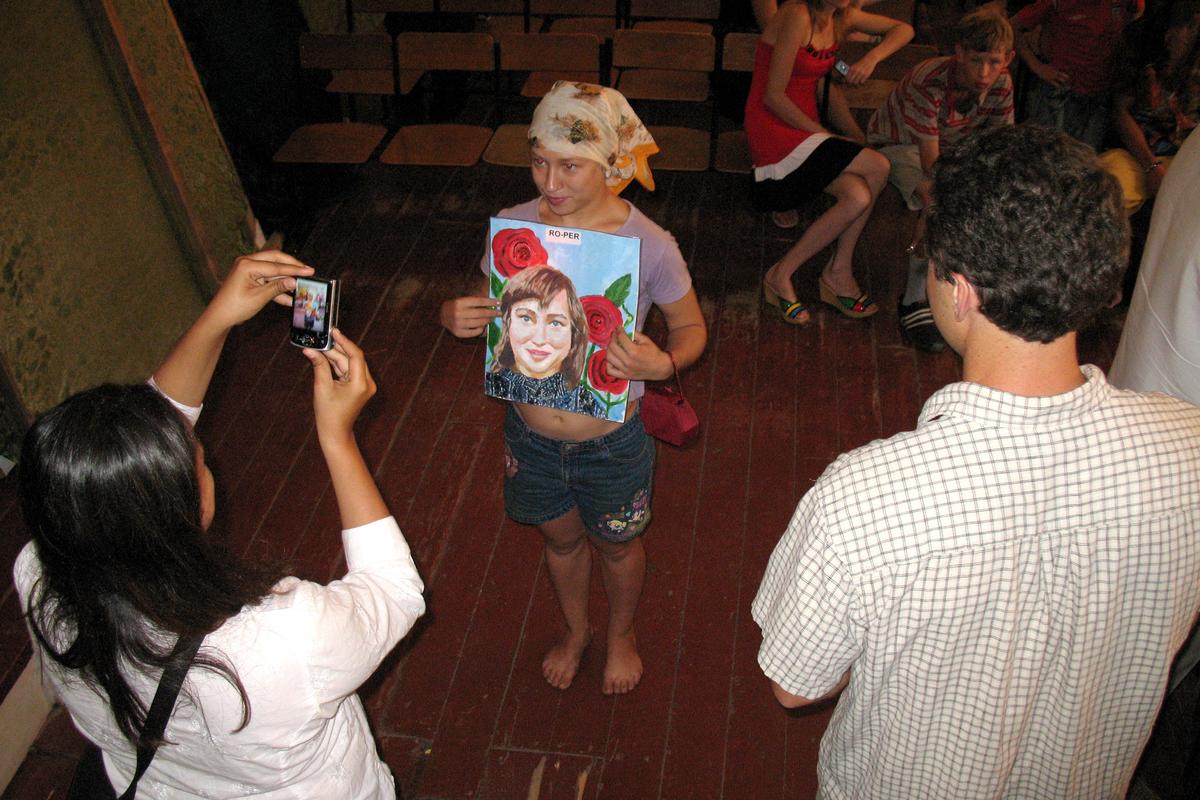 Бен с женой доставляют портреты (Донбасс, 2009 год).