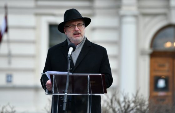 Президент Латвии извинился, что не снял шляпу во время исполнения гимна