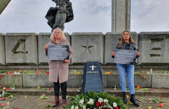 Противники 9 мая принесли гроб к памятнику Освободителям в Риге