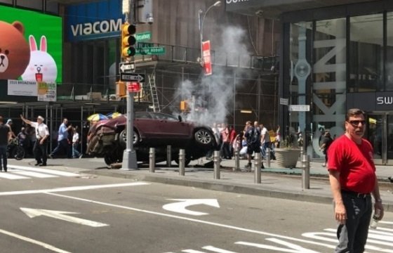 В Нью-Йорке автомобиль наехал на прохожих: один человек погиб