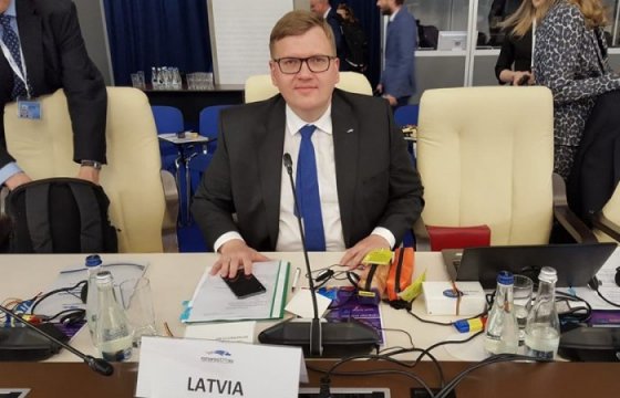 Министр: В Латвии можно сократить 8-9 тысяч муниципальных служащих