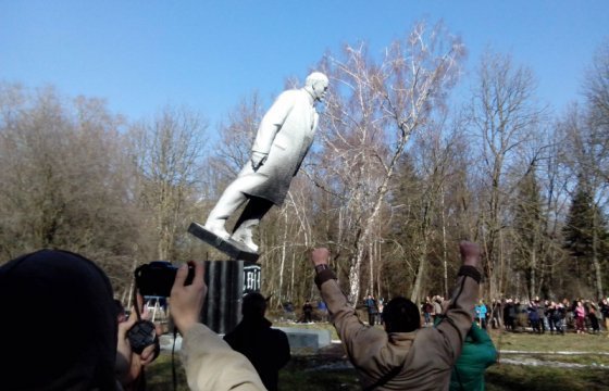 Порошенко рассказал о сносе почти 1,5 тыс. памятников Ленину