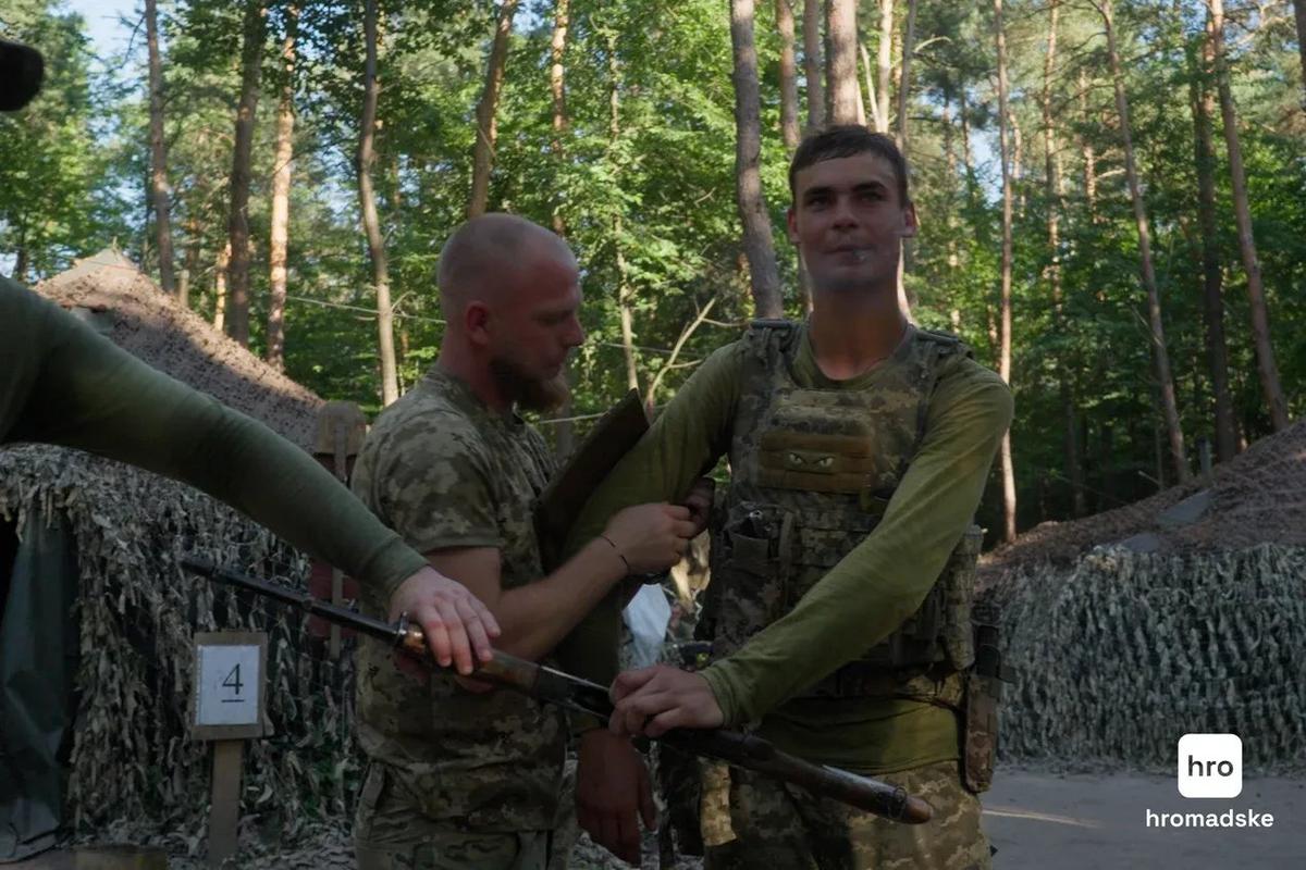 Кипиш, военнослужащий батальона «Шквал», во время пребывания на БОВП. Фото: Полина Жукова