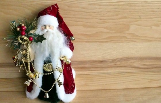 Жители Латвии рассказали, кто из политиков заслужил розги от Деда Мороза, а кто — подарки