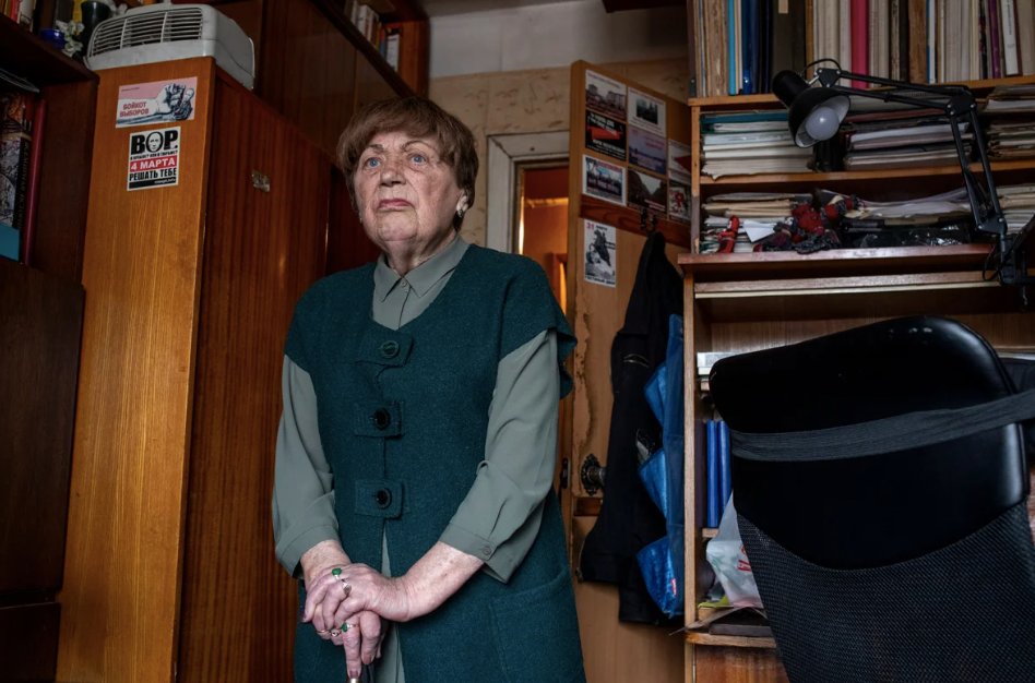 Мать Александра Скобова в комнате сына. Фото: Дмитрий Цыганов