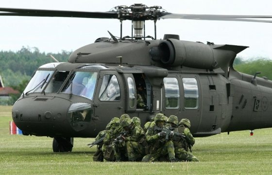 Транспортный самолет США доставит в Латвию пять вертолетов «Blackhawk»