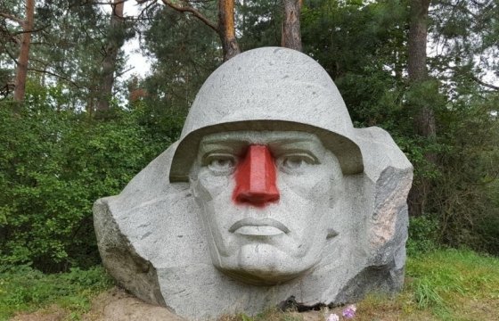 В Литве скульптуре советского солдата выкрасили нос