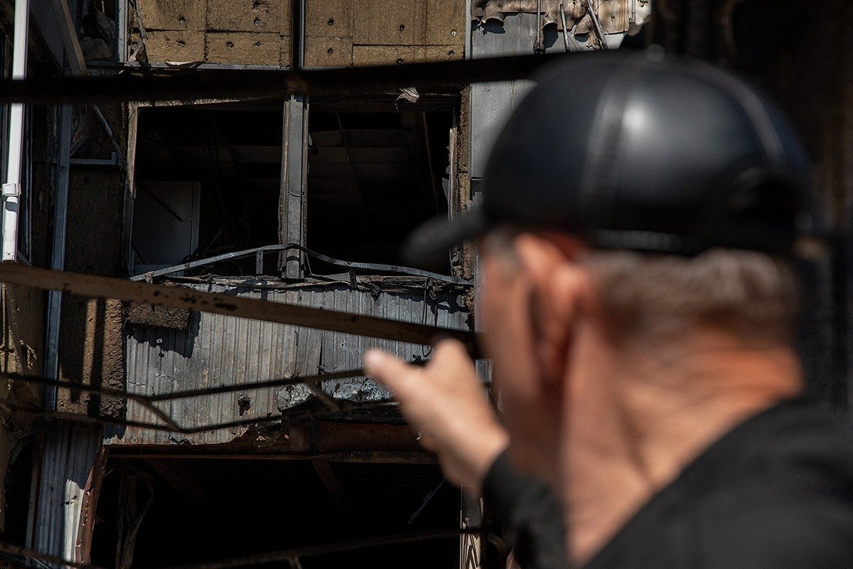 Владимир показывает разрушения на центральном рынке Грайворона. Фото: Анатолий Ольшанский