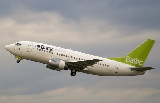 Самолет AirBaltic выкатился за пределы взлетно-посадочной полосы в московском аэропорту