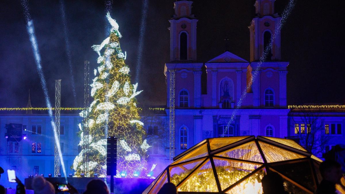 В Каунасе зажгли рождественскую елку. Ее украсили «перьями ангела», слоган праздников — «Легкое Рождество в Каунасе»
