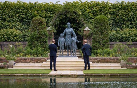 В Лондоне появился памятник принцессе Диане