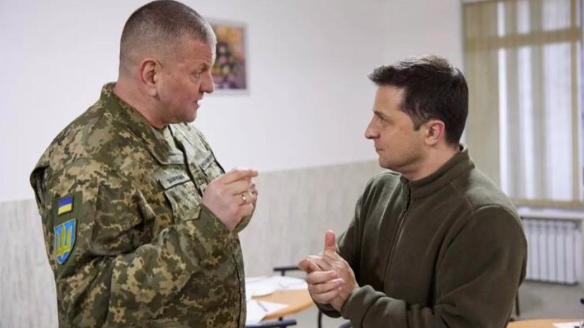 Президент Украины Владимир Зеленский подтвердил, что рассматривает возможность отставки главнокомандующего ВСУ Валерия Залужного