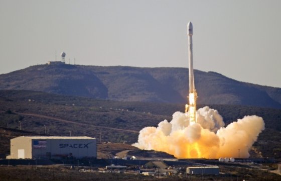 SpaceX не удалось посадить ступень ракеты на платформу в океане