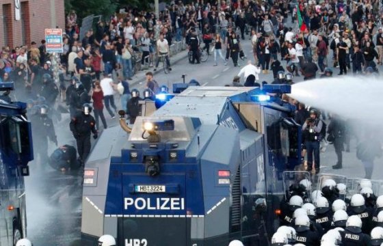 Акция против саммита G20: полиция Гамбурга применила водометы