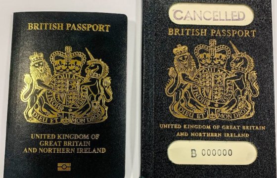 В марте Великобритания вернет синие паспорта