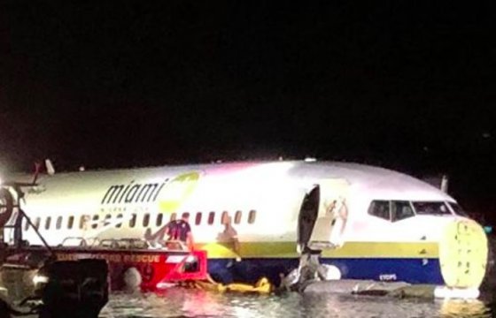 В США Boeing 737 упал в реку после приземления
