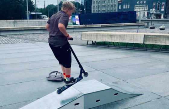 На площади Свободы в Таллине установили рампы для скейтбординга