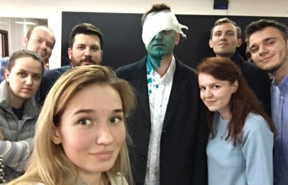 В сети появилось видео нападения на Навального с зеленкой