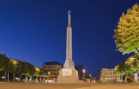 Иностранец заплатил 50 евро за селфи на памятнике Свободы в Риге
