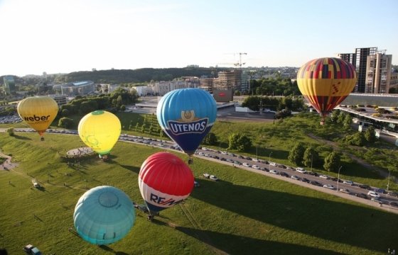В Литве еврокомиссару по энергетике показывали БАЭС с воздушного шара