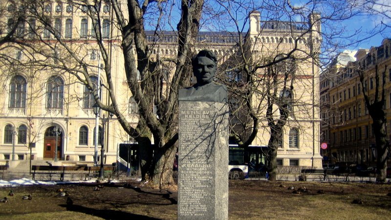 В Риге опять скандал с памятниками: роман с Барклаем, трагикомедия с Пушкиным, трагедия с Келдышем