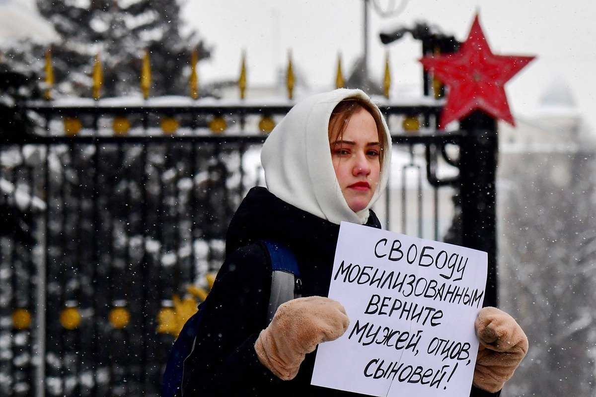 Паулина у здания Минобороны РФ в Москве, 6 января 2024 года. Фото: Ольга Мальцева / AFP / Scanpix / LETA