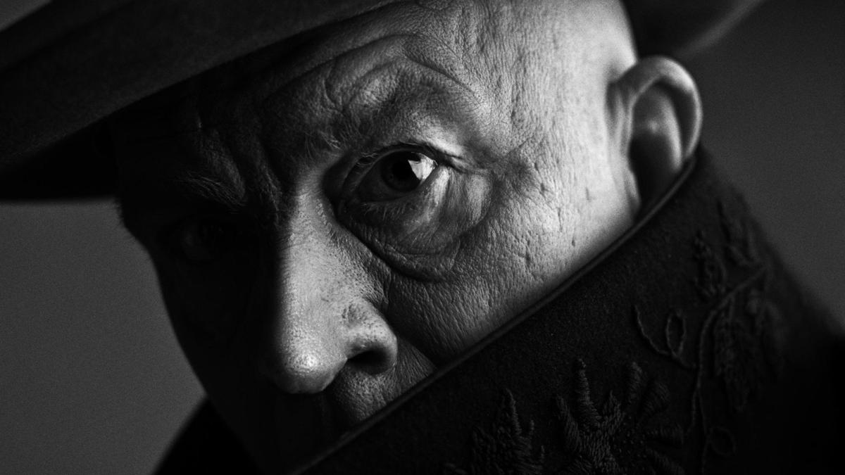 Джон Малкович открыл в Риге выставку американского фотографа Сандро Миллера. Малкович предстает в образах великих людей прошлого