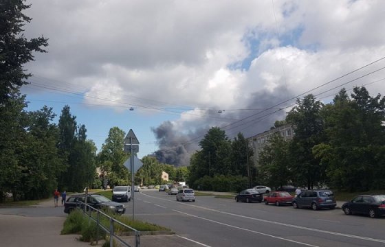Пожар в Риге: загорелись автомобильные покрышки