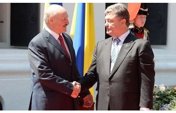 Во время встречи президентов Украины и Белоруссии выбежала раздетая женщина