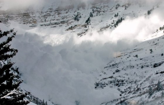 Мощная лавина накрыла лыжников во французских Альпах