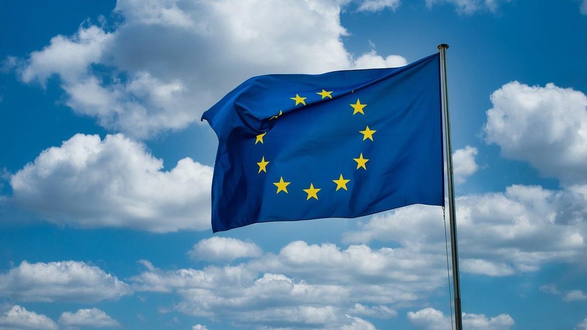 Евросоюз принял 11-й пакет санкий против России. Он запрещает транзит через РФ товаров, которые могут использоваться для военных нужд