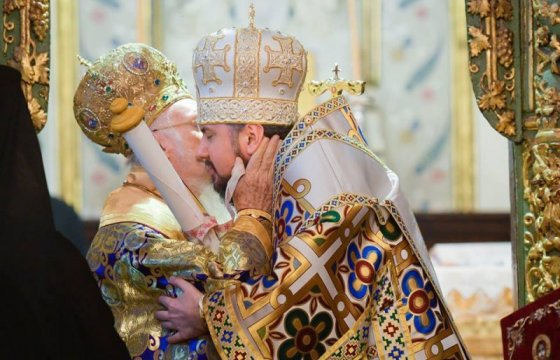 Вселенский патриарх вручил украинскому митрополиту томос об автокефалии