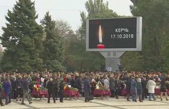 В Керчи проходит церемония прощания с жертвами массового убийства