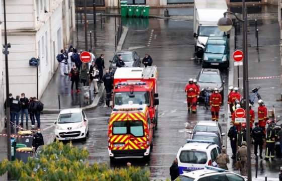В Париже неизвестные ранили двоих человек ножом