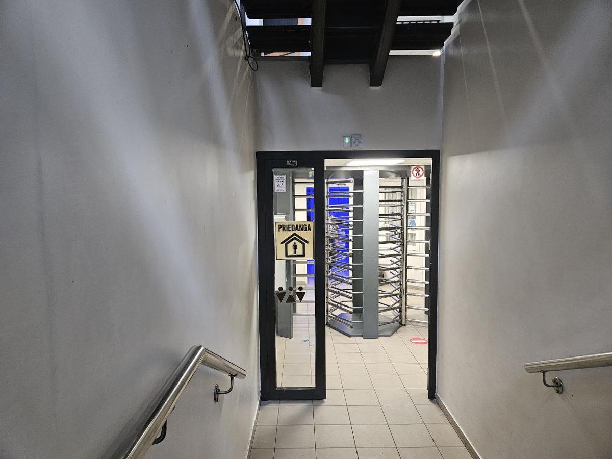 Укрытие в общественном туалете на вокзале Вильнюса. Фото: Новая Газета.Балтия