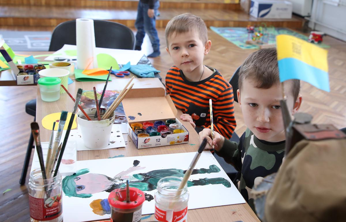 Дети в центре помощи украинцам в Риге. Фото: LETA