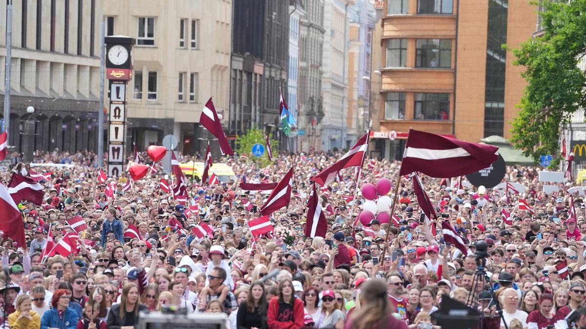 Тысячи людей чествовали сборную Латвии по хоккею у памятника Свободы в Риге