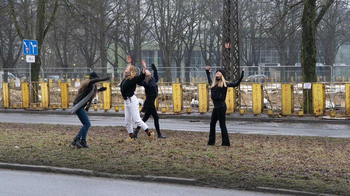 У снесенного «Памятника освободителям» в Риге шведская фотохудожница «сняла напряжение»