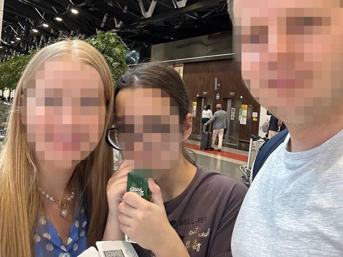 Алексей и Юлия с дочерью перед вылетом в Турцию, август 2024 года. Обратно домой после этой поездки Алексей не смог вернуться