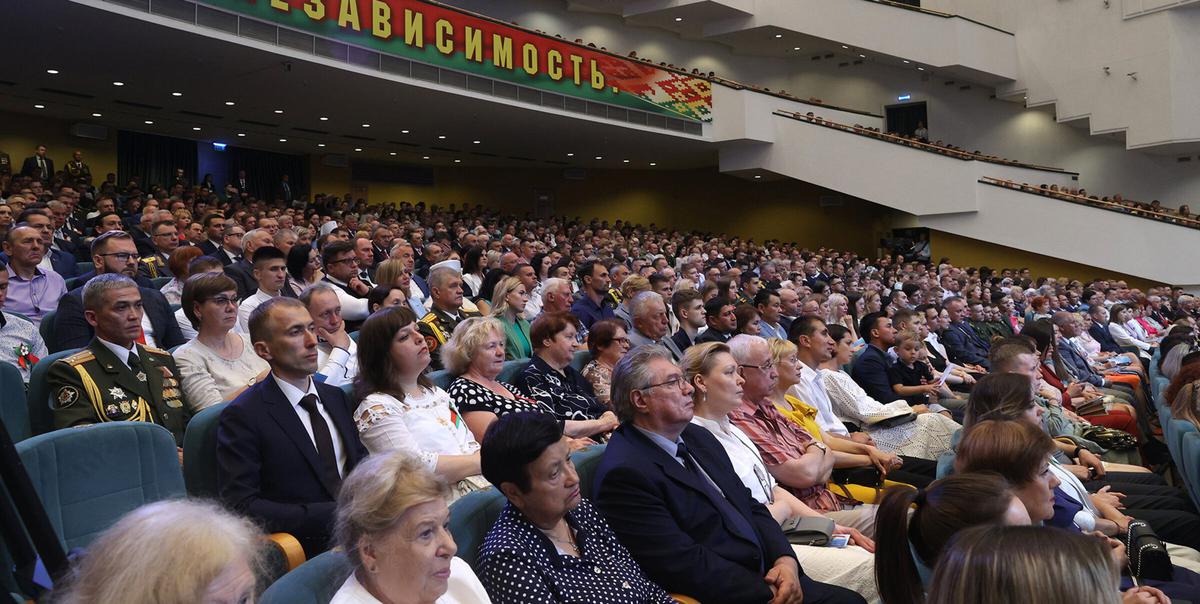 Гости церемонии слушают выступление. Фото: пресс-служба А. Лукашенко