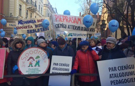 Около 2000 учителей вышли на забастовку к Сейму Латвии