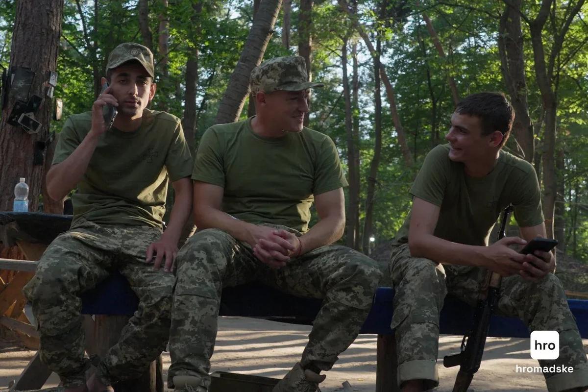 Военнослужащие батальона «Шквал» звонят родным. Виктория Коломиец, Полина Жукова / hromadske