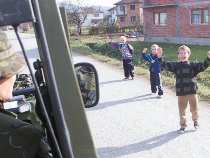 Деревенские дети в Косово встречают эстонский патруль