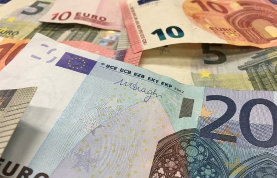 Средняя зарплата в Литве за год выросла до 690 евро