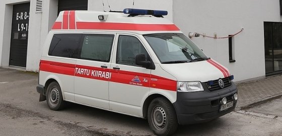 В Тарту полицейский микроавтобус сбил насмерть пешехода