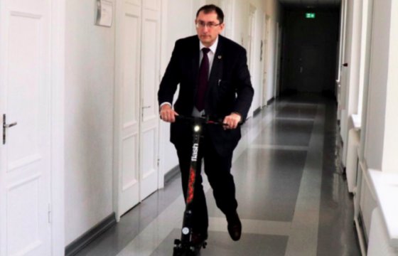 Министр сообщения Латвии передвигается по ведомству на самокате (Фото)