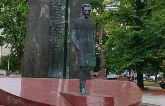 На памятниках Цвирке и Кудирке в Вильнюсе появились таблички с вопросами мэру